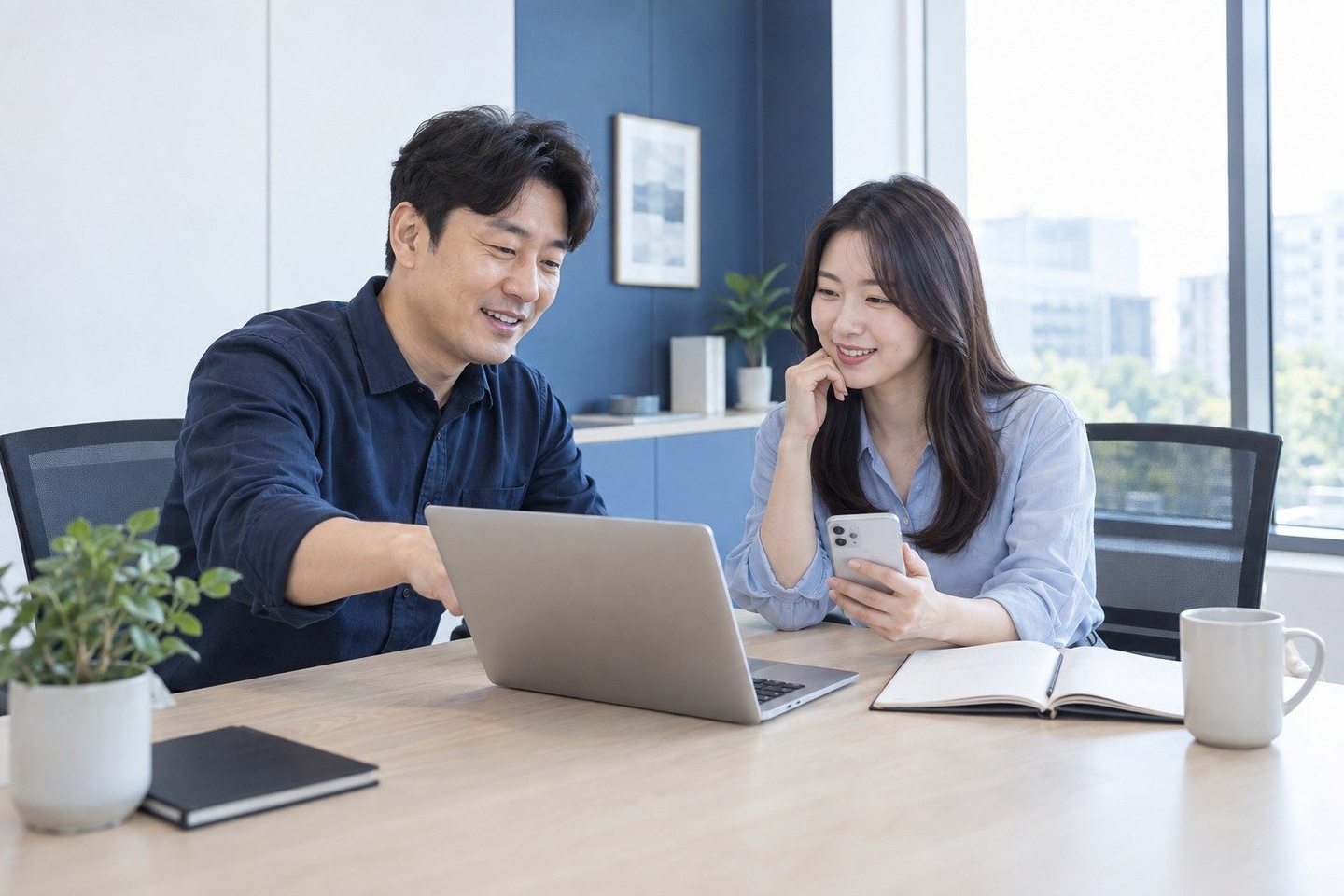 업무 자리에서 노트북 화면을 함께 보는 두 사람 — PG 방문 서비스 카드결제 계약서계약서, 통화로 정한 숫자를 종이에 남겨요. 연락 주시면 서명 전에 같이 읽어요.